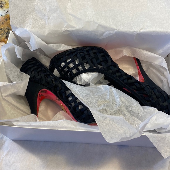 Betsy Johnson 4in high black silky textile crisscross pattern. - Picture 3 of 5